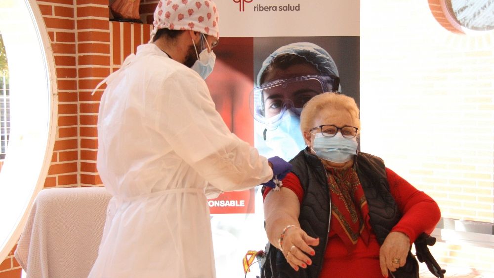 Isabel, de 85 años, primera vacunada en Torrevieja