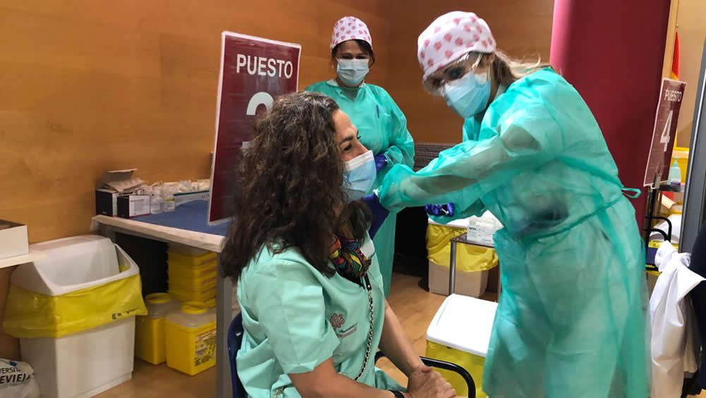 El Hospital de Torrevieja vacuna a sus profesionales de la Covid-19