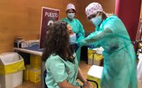 El Hospital de Torrevieja vacuna a sus profesionales de la Covid-19