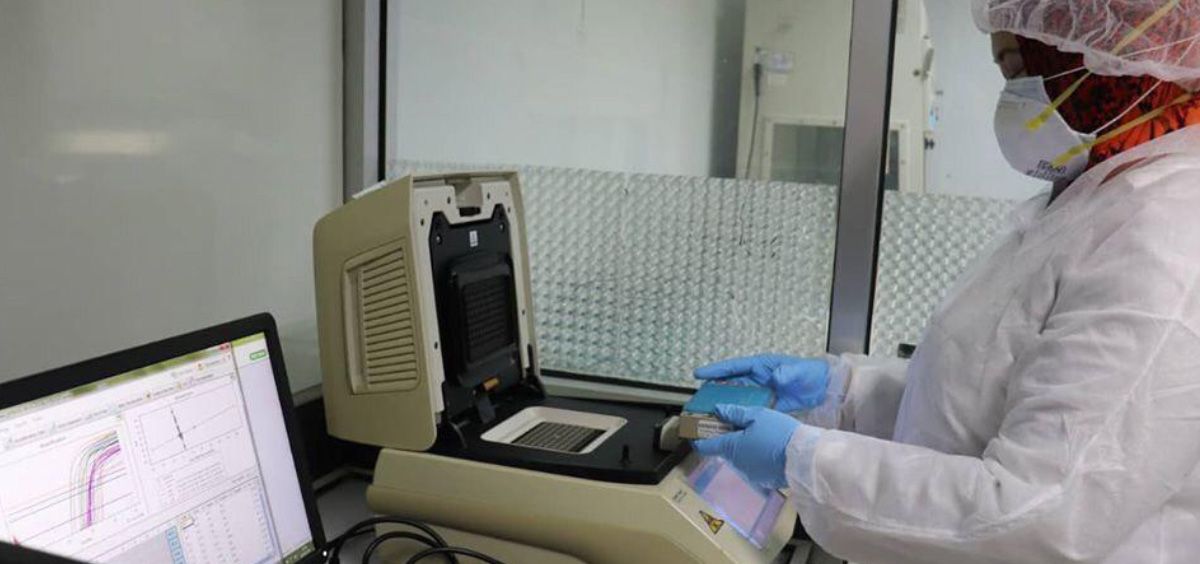 Científica analizando muestras de sangre en busca de anticuerpos (Foto. OMS)