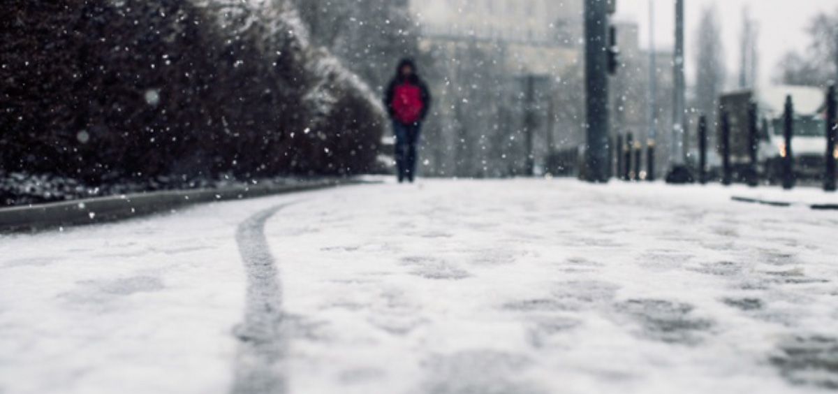 Persona caminando por una calle nevada (Foto. Freepik)