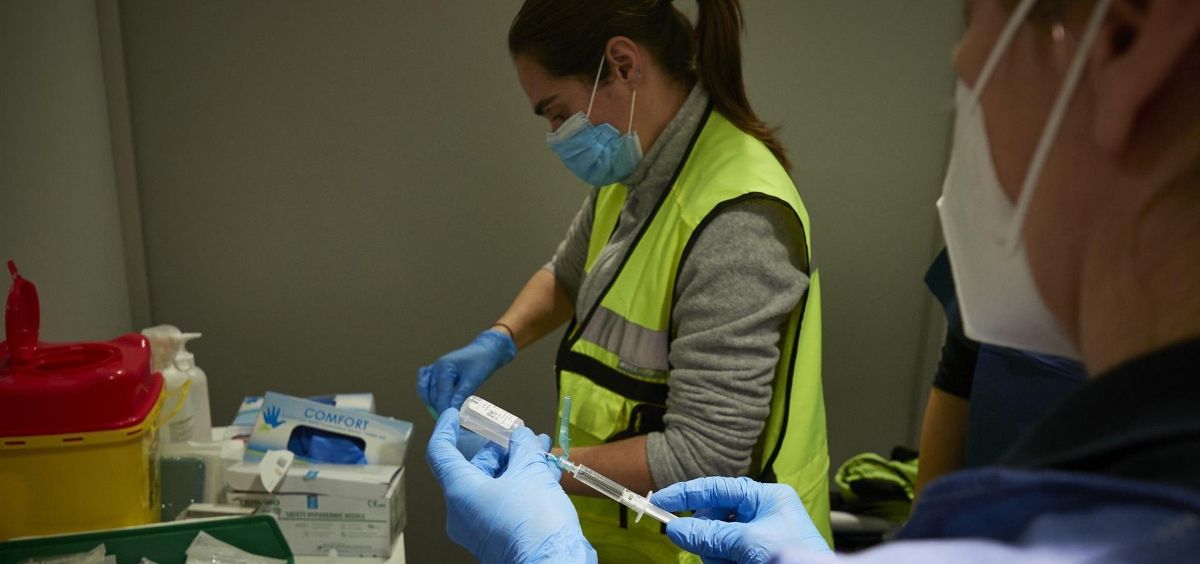 Dos trabajadoras sanitarias en un dispositivo para administrar la vacuna contra la COVID 19 (Foto. Eduardo Sanz  Europa Press)