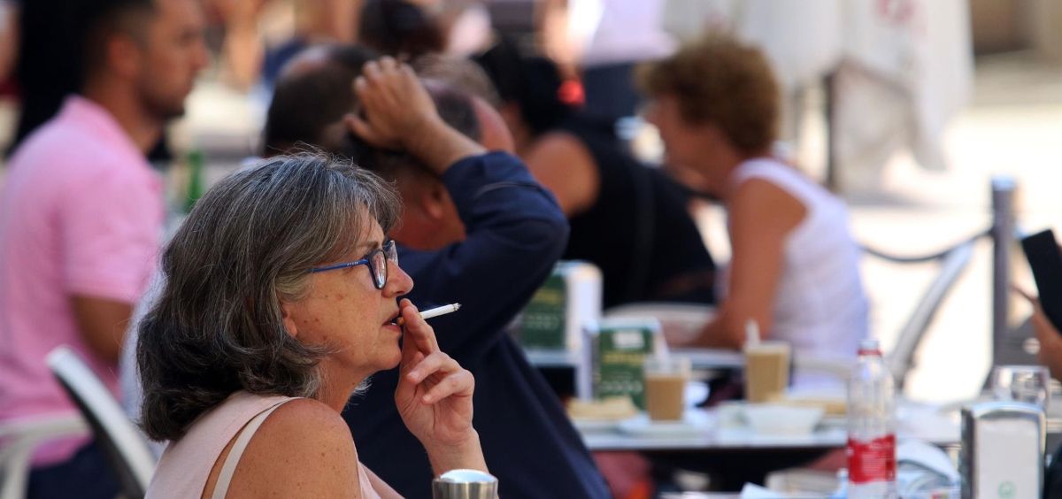 Persona fumando en una terraza (Foto. Álex Zea   Europa Press)