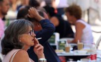 Persona fumando en una terraza (Foto. Álex Zea Europa Press)