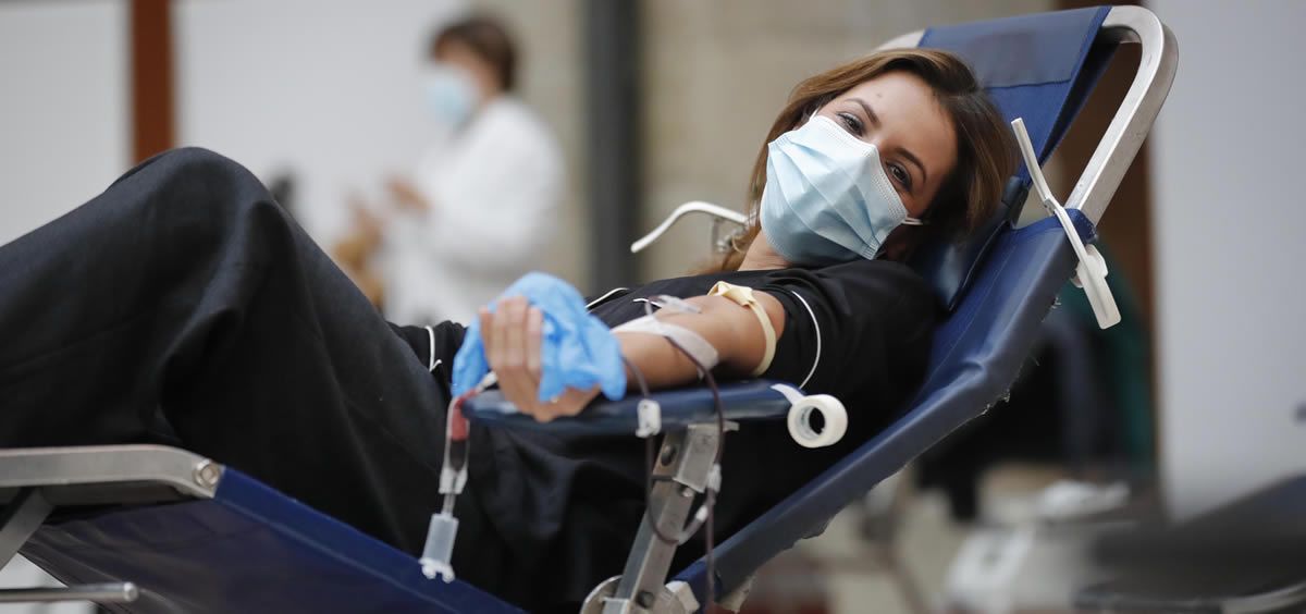 Una ciudadana dona sangre en el dispositivo especial habilitado en la Real Casa de Correos, en enero de 2021 (Foto: Comunidad de Madrid)