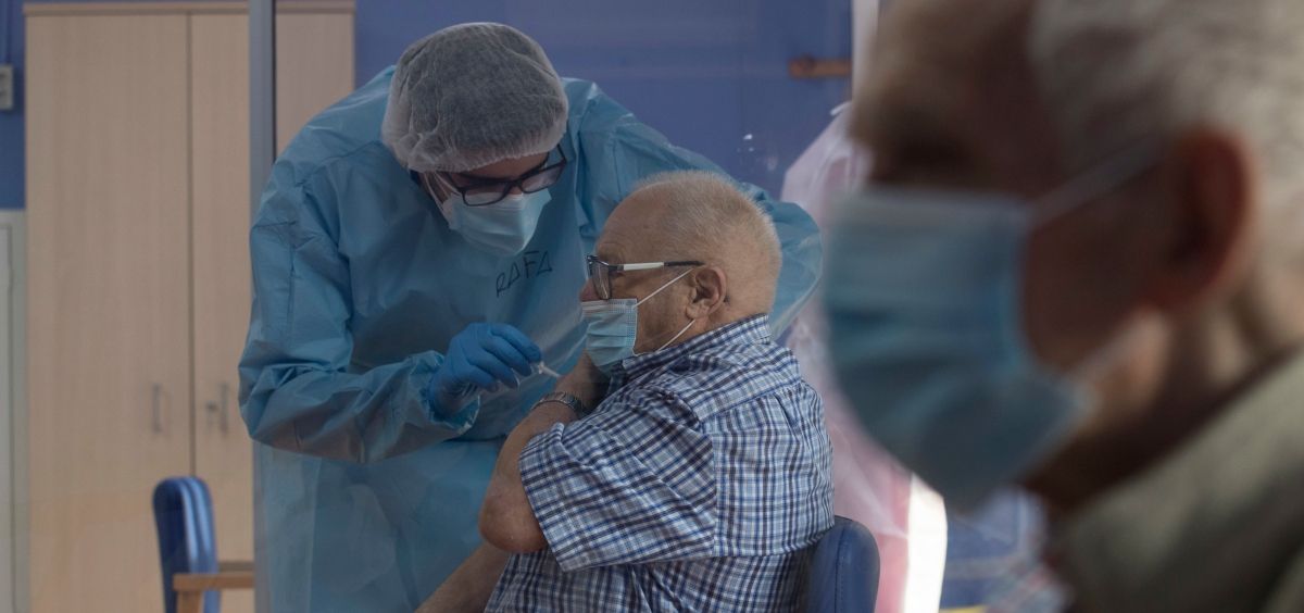 Un hombre mayor recibe la vacuna frente a la Covid-19 en Murcia (Foto: CARM)