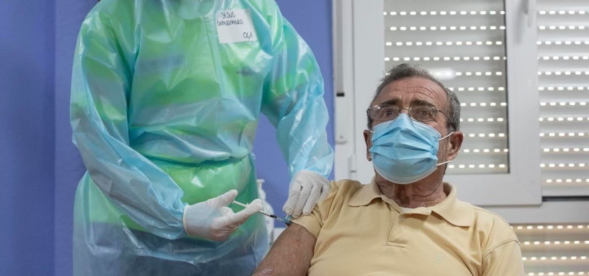 Un hombre mayor se vacuna frente a la Covid-19 en la Región de Murcia (Foto: CARM)