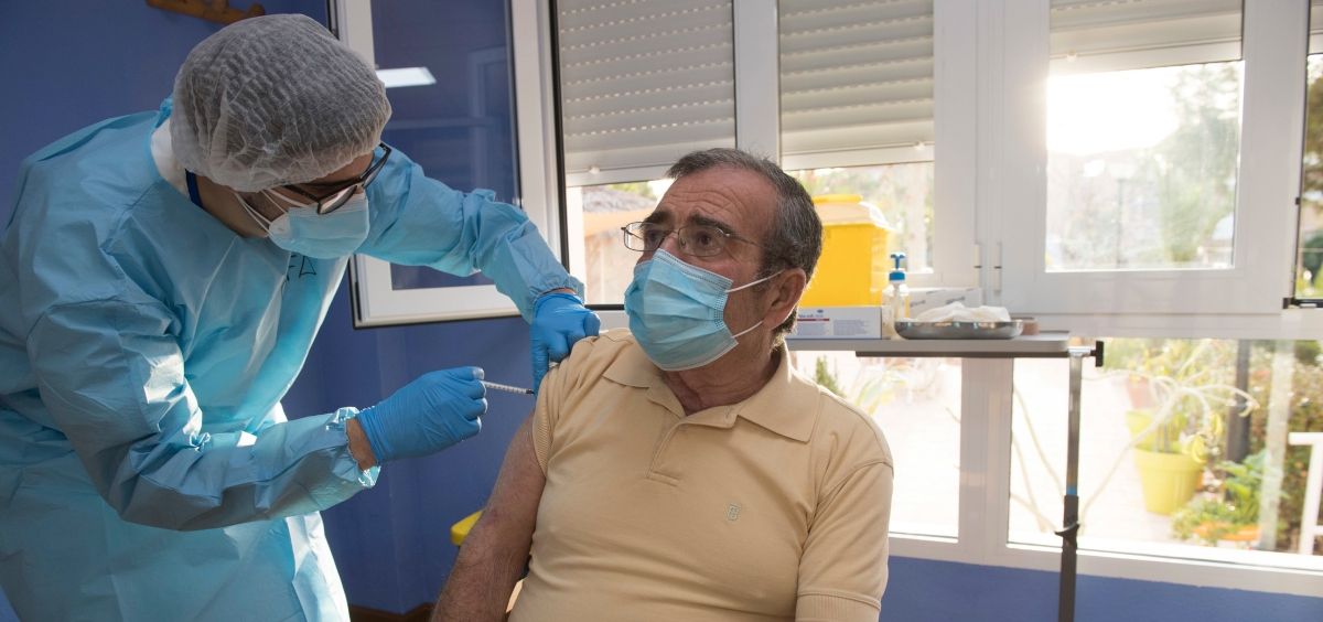 Un hombre recibe la vacuna frente a la Covid-19 en Murcia (Foto: CARM)