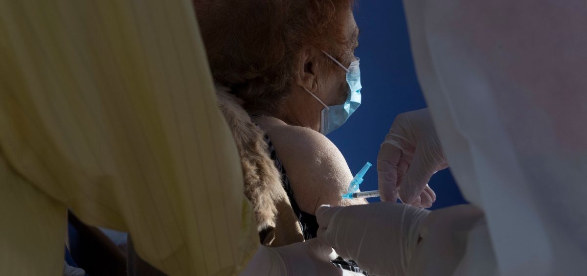 Una mujer mayor recibe la vacuna frente a la Covid-19 en Murcia (Foto: CARM)