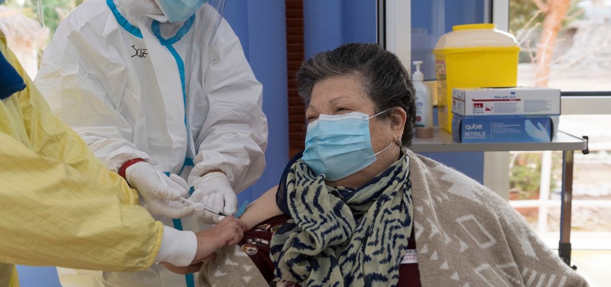 Una mujer recibe la vacuna frente a la Covid-19 en Murcia (Foto: CARM)