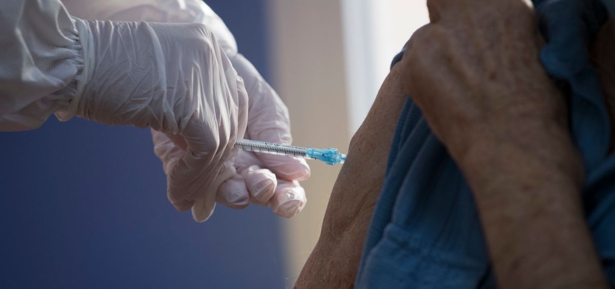 Una persona recibe la vacuna frente a la Covid-19 en la Región de Murcia (Foto: CARM)