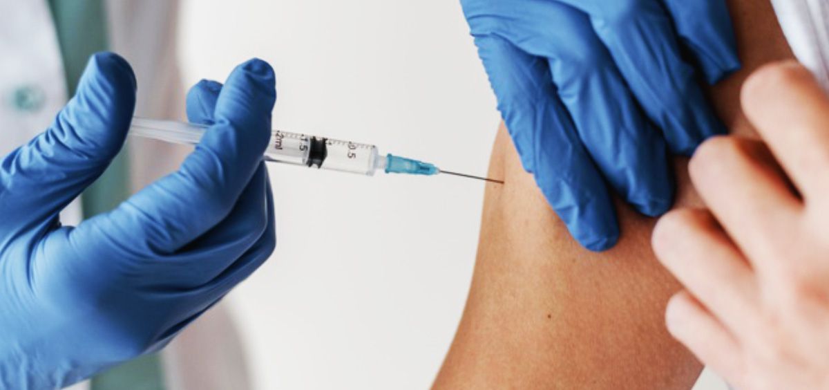 Profesional sanitario administrando una vacuna