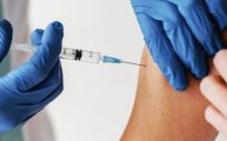 Profesional sanitario administrando una vacuna