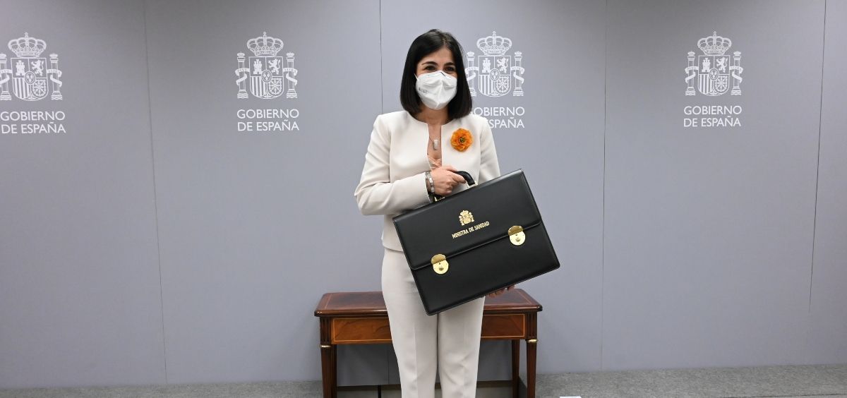 Carolina Darias con su cartera de ministra de Sanidad (Foto: Pool Moncloa / Borja Puig de la Bellacasa)