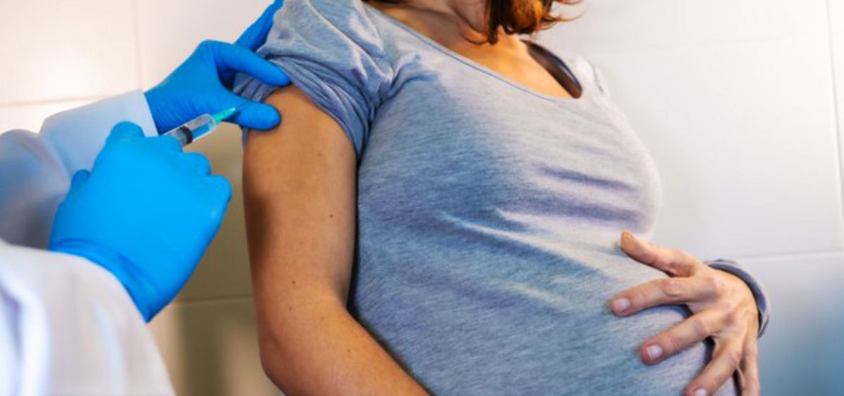 Mujer embarazada recibiendo vacuna (Foto: Freepik)