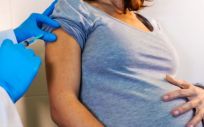 Mujer embarazada recibiendo vacuna (Foto: Freepik)