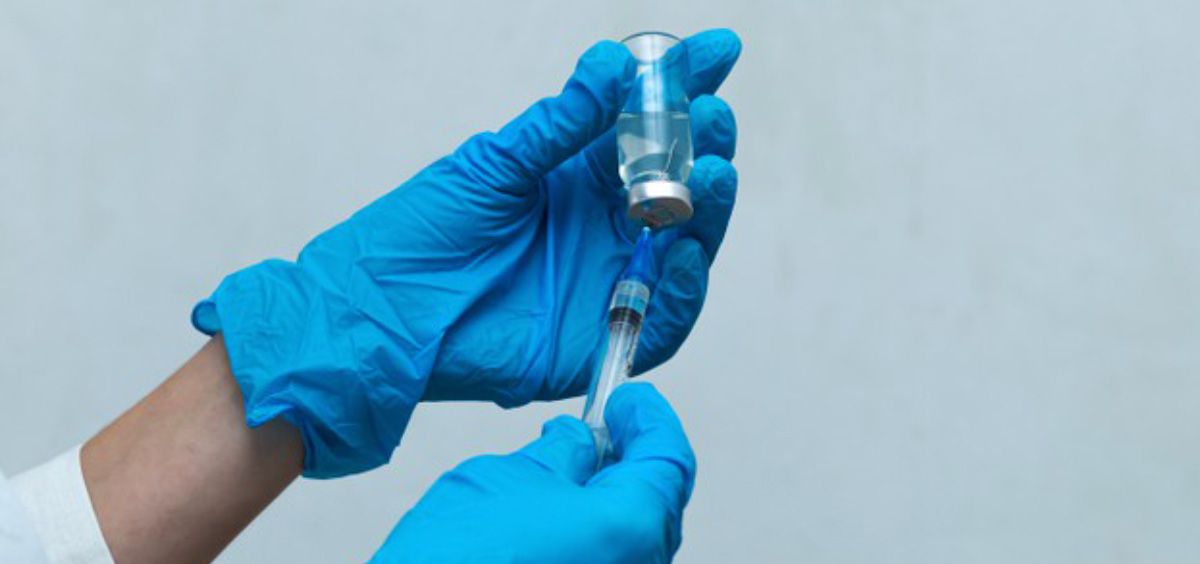 Profesional sanitario preparando una vacuna (Foto. Freepik)