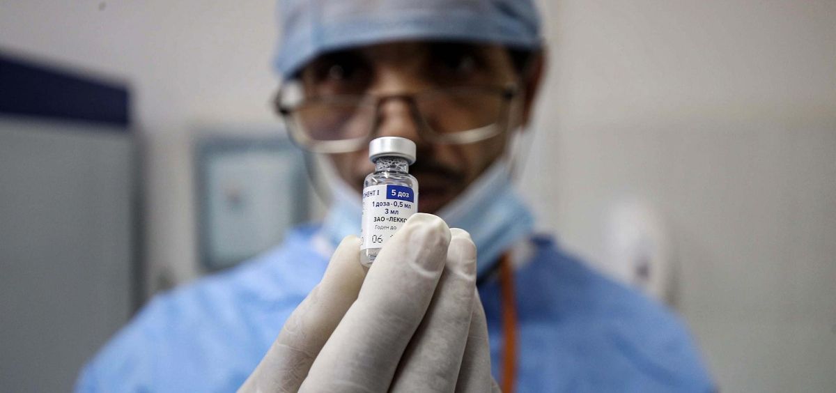 sanitario sosteniendo un vial de la vacuna sputnik v foto farouk batiche dpa
