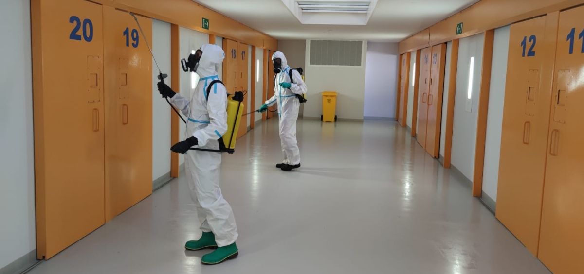 La Compañía de Defensa NBQ (Nuclear, Biológica y Química) de la Brigada Aragón del Ejercito de Tierra realiza labores de desinfección en la cárcel de Teruel. (Foto @DelGobEnAragon)