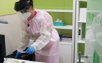 Una farmacéutica prepara un test de antígeno en una farmacia (Foto: CAM)