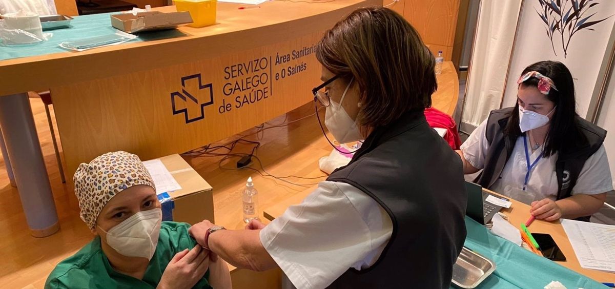 El Sergas inicia la administración de la segunda dosis de la vacuna a profesionales sanitarios (Foto. Sergas)