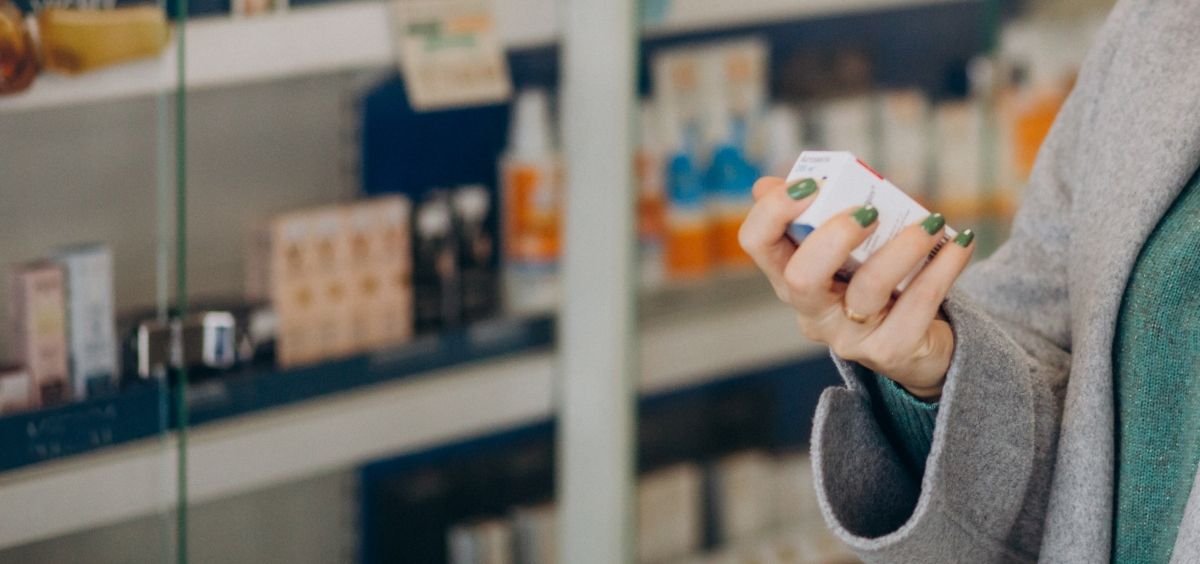 Una mujer en una farmacia (Foto: Freepik)