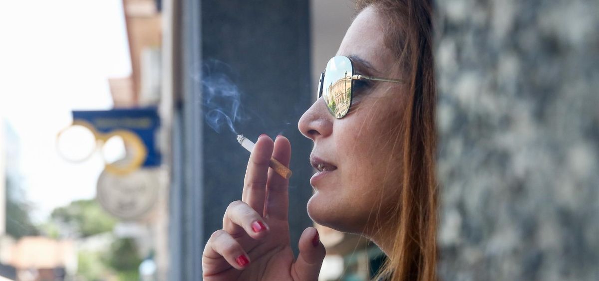 Mujer fumando un cigarro. (Foto. Ricardo Rubio   Europa Press)