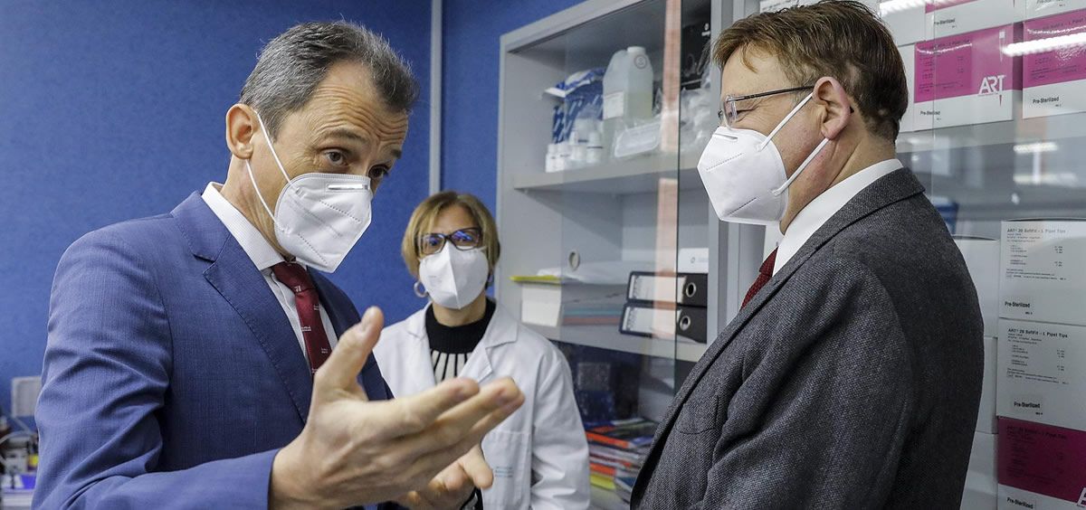 El ministro de Ciencia e Innovación, Pedro Duque (i), y el presidente de la Generalitat, Ximo Puig (d), durante su visita al Instituto de Biomedicina de Valencia. (Foto. Europa Press)