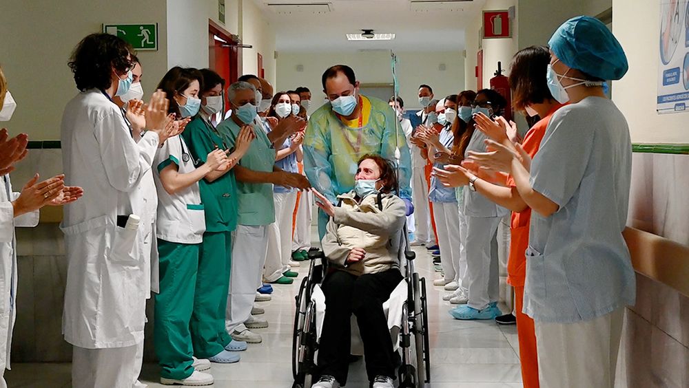 Despedida de Elsa, entre los aplausos del personal sanitario (Foto. Gregorio Marañon)