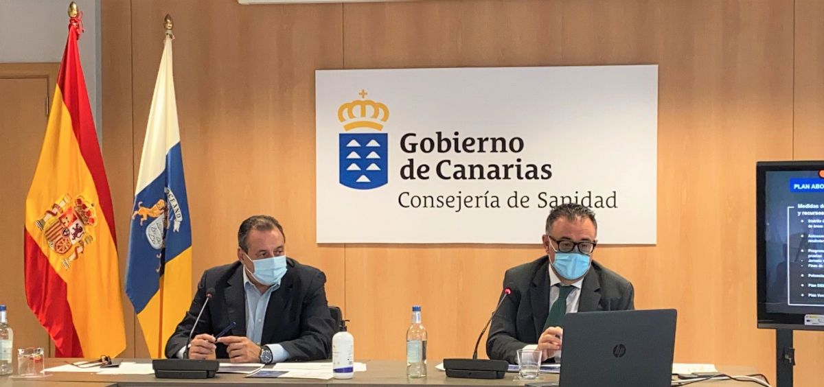 El consejero de Sanidad del Gobierno de Canarias, Blas Trujillo, y el director del Servicio Canario de la Salud, Conrado Domínguez (Foto. Gobierno de Canarias)