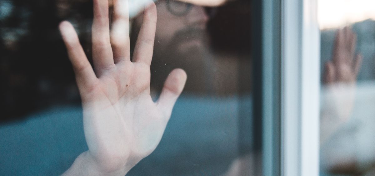 Persona con un trastorno de estrés postraumático mirando por la ventana (Foto. Unsplash)