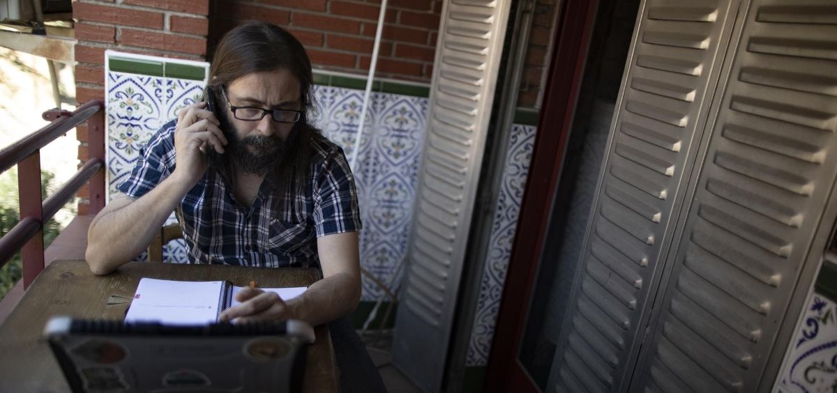 Raul Sainz Ezkerra teletrabajando desde su casa con un portátil (Foto. Eduardo Parra  Europa Press)