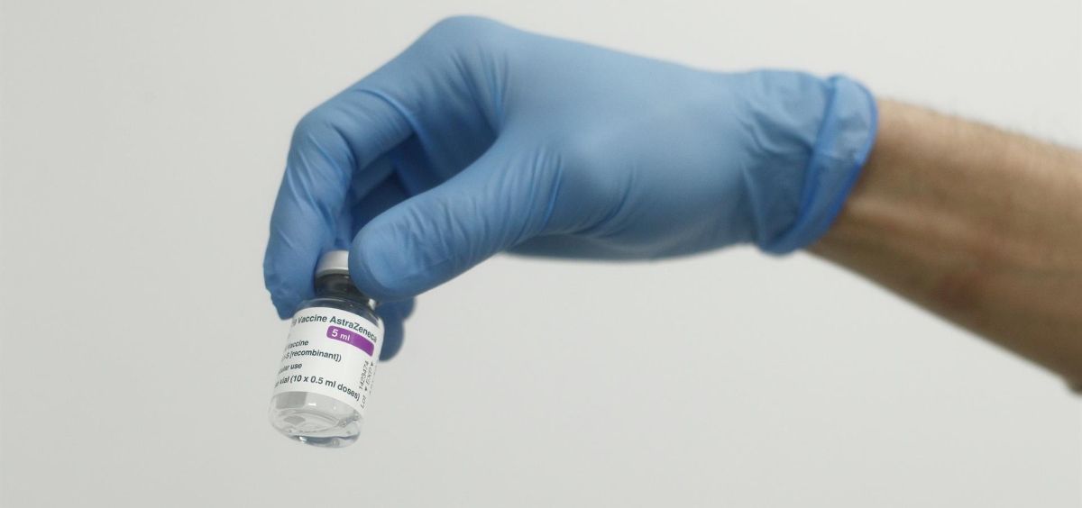 Una sanitaria sostiene una dosis de la vacuna contra la COVID 19 de AstraZeneca (Foto. Eduardo Parra  EP)