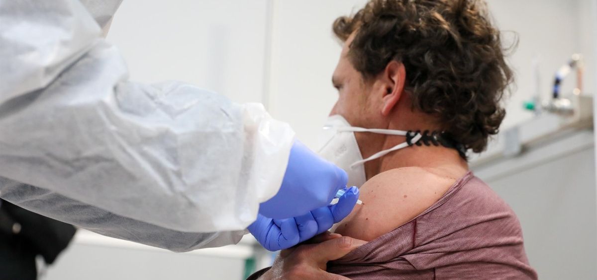 Un hombre recibe la vacuna de AstraZeneca contra el COVID 19 (Foto. M.FERNÁNDEZ. POOL   Europa Press)