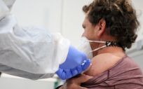 Un hombre recibe la vacuna de AstraZeneca contra el COVID 19 (Foto. M.FERNÁNDEZ. POOL Europa Press)