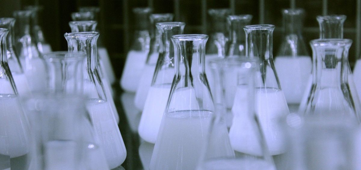 Imagen en primer plano de recipientes de un laboratorio. (Foto. Pixabay)