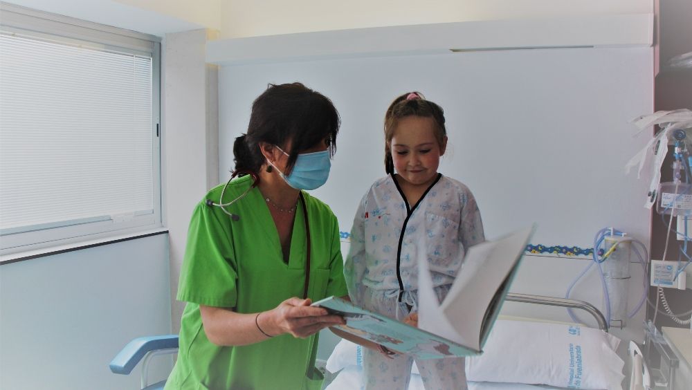 Niños del Hospital de Fuenlabrada reciben material educativo