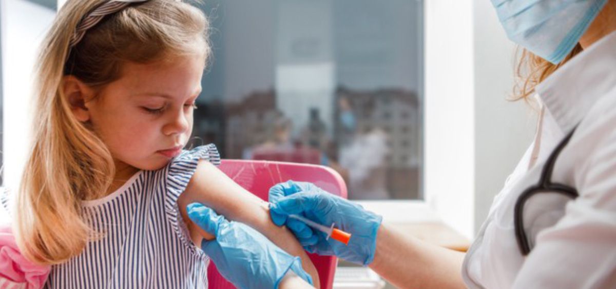 Este lunes Pfizer dijo que su vacuna COVID-19 funciona para niños de 5 a 11 años y que pronto buscará la autorización de los EE.UU., un paso clave para comenzar a vacunar a los jóvenes. La vacuna fabricada por Pfizer y su socio alemán BioNTech ya está disponible para cualquier persona de 12 años o más.