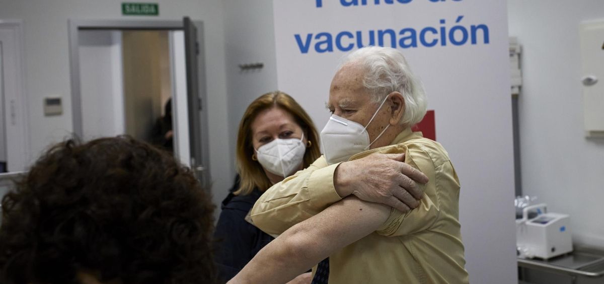 Un octogenario se dispone a recibir la primera dosis de la vacuna de Pfizer en el Centro de Salud Andrés Mellado, en Madrid (España), a 25 de febrero de 2021. (Foto. Jesús Hellín   Europa Press)