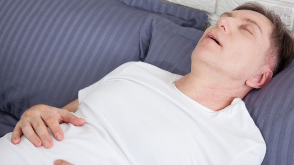 Hombre roncando debido a la apnea del sueño (Foto. Freepik)