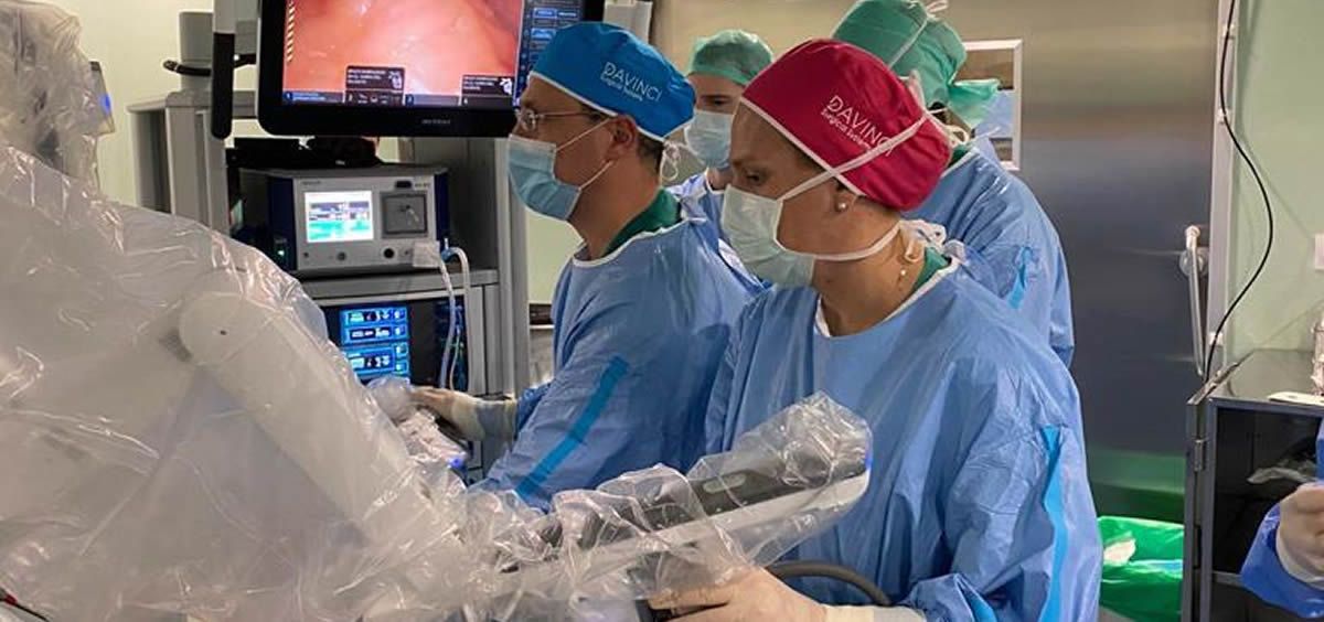 Hospital Dr. Negrín realiza la primera cirugía robótica para el tratamiento del cáncer de estómago (Foto. ConSalud)