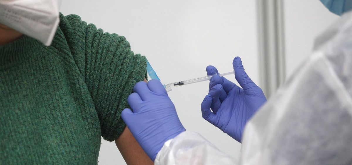 Un empleada sanitaria suministra la vacuna contra la Covid 19 (Foto. Isaac Buj   Europa Press)