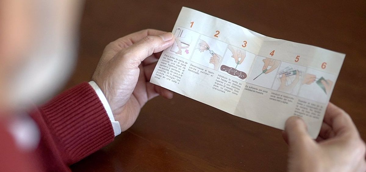 Un hombre lee el folleto con la información sobre el cribado del cáncer de colon (Foto. JUNTA DE ANDALUCÍA  EP)