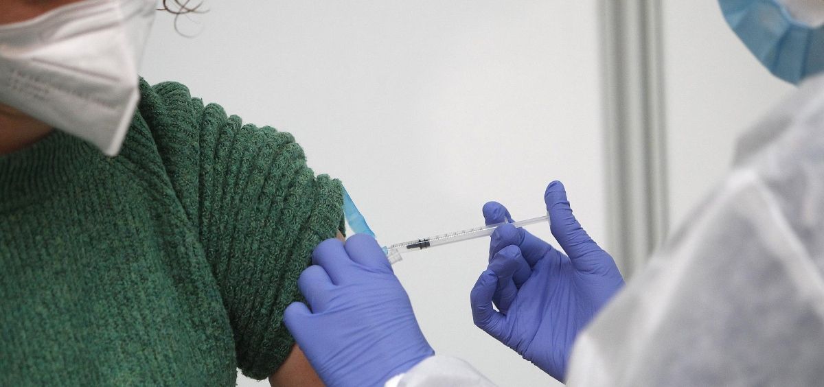 Un empleada sanitaria suministra la vacuna contra la Covid 19 (Foto. Isaac Buj   Europa Press) (1)