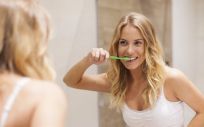 Mujer cepillando sus dientes (Foto. Freepik)