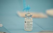 Un vial con la vacuna de AstraZeneca contra la Covid 19 en el Hospital de campaña de La Fe (Foto. Jorge Gil   Europa Press)
