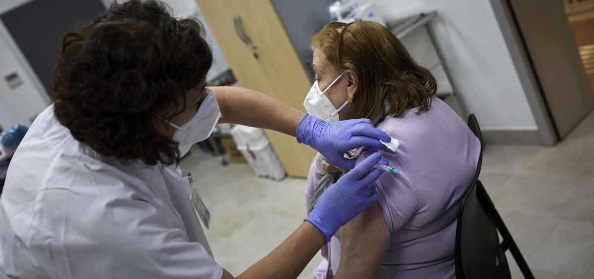 Vacunas de Pfizer en el Centro de Salud Andrés Mellado. (Foto. Jesús Hellín   Europa Press)