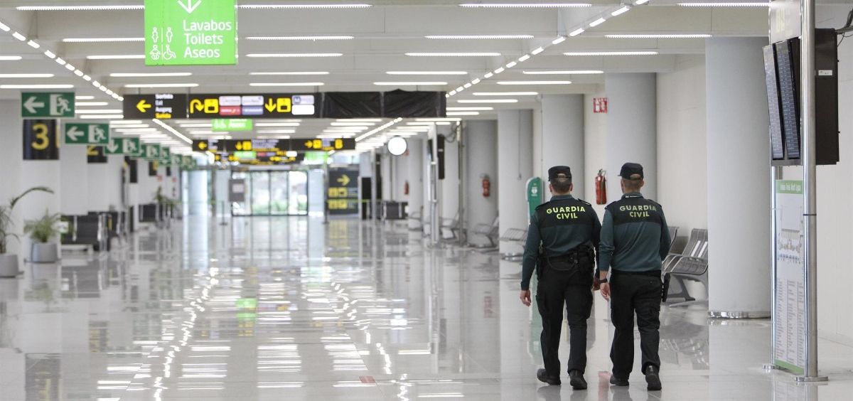 Dos guardias civiles en el aeropuerto de Palma de Mallorca. (Foto Isaac Buj   Europa Press   Archivo)