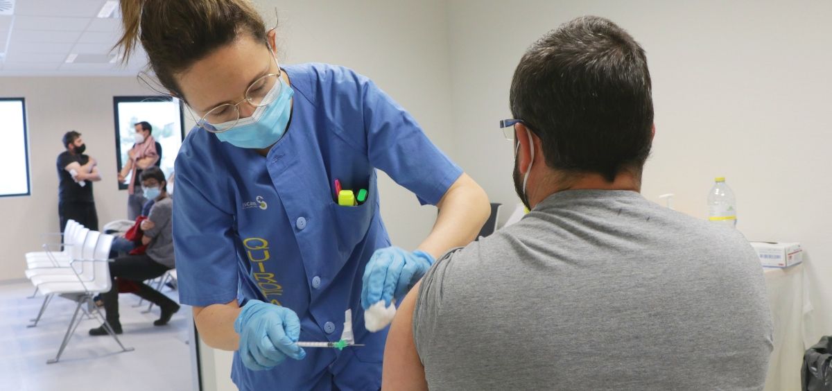 Profesional sanitaria administrando una vacuna frente a la Covid-19 (Foto: Sescam)