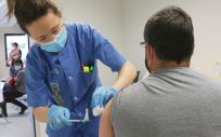 Profesional sanitaria administrando una vacuna frente a la Covid-19 (Foto: Sescam)